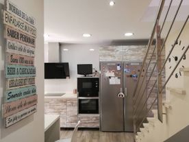 Cocinas Zambrana cocina junto a escaleras